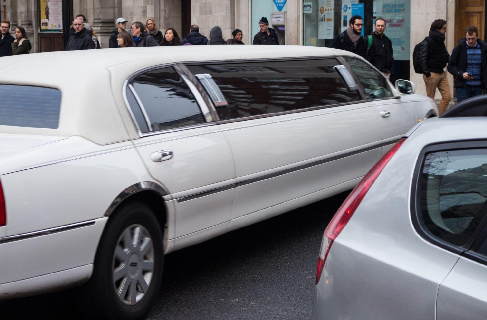 4 Things to Consider When Selecting a Limo Service